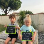 Jesta Hillmann Instagram - Bonne rentrée à tous vos bébés (même s’ils ont 18 ans ce seront toujours vos bébés 😉) Moyenne section pour Juliann et dernière année de crèche pour Adriann cette annee ! Et vous, en quelle classe vos enfants rentrent ils a l’école ? **dernière photo rentrée 2022, ils ont tellement grandit 🥹
