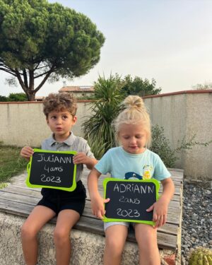 Jesta Hillmann Instagram - Bonne rentrée à tous vos bébés (même s’ils ont 18 ans ce seront toujours vos bébés 😉) 

Moyenne section pour Juliann et dernière année de crèche pour Adriann cette annee !
Et vous, en quelle classe vos enfants rentrent ils a l’école ? 

**dernière photo rentrée 2022, ils ont tellement grandit 🥹