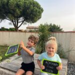 Jesta Hillmann Instagram - Bonne rentrée à tous vos bébés (même s’ils ont 18 ans ce seront toujours vos bébés 😉) Moyenne section pour Juliann et dernière année de crèche pour Adriann cette annee ! Et vous, en quelle classe vos enfants rentrent ils a l’école ? **dernière photo rentrée 2022, ils ont tellement grandit 🥹