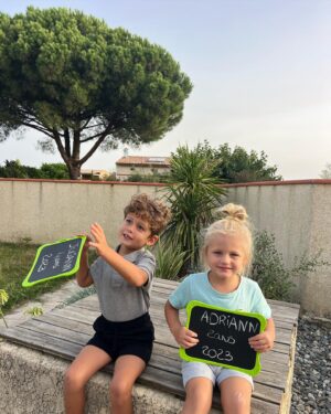 Jesta Hillmann Instagram - Bonne rentrée à tous vos bébés (même s’ils ont 18 ans ce seront toujours vos bébés 😉) 

Moyenne section pour Juliann et dernière année de crèche pour Adriann cette annee !
Et vous, en quelle classe vos enfants rentrent ils a l’école ? 

**dernière photo rentrée 2022, ils ont tellement grandit 🥹