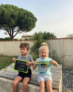 Jesta Hillmann Instagram - Bonne rentrée à tous vos bébés (même s’ils ont 18 ans ce seront toujours vos bébés 😉) 

Moyenne section pour Juliann et dernière année de crèche pour Adriann cette annee !
Et vous, en quelle classe vos enfants rentrent ils a l’école ? 

**dernière photo rentrée 2022, ils ont tellement grandit 🥹
