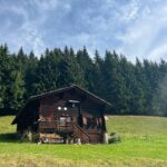 Jesta Hillmann Instagram - Première randonnée en Suisse 🇨🇭 D 1100 15km 4h30 🙌🏼 On est vraiment venu ici pour ces paysages et on est ravie ! Demain et après demain ça continue 🏔️🥾