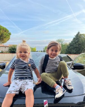 Jesta Hillmann Instagram - Bonne rentrée à tous vos bébés (même s’ils ont 18 ans ce seront toujours vos bébés 😉) 

Moyenne section pour Juliann et dernière année de crèche pour Adriann cette annee !
Et vous, en quelle classe vos enfants rentrent ils a l’école ? 

**dernière photo rentrée 2022, ils ont tellement grandit 🥹