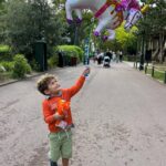 Jesta Hillmann Instagram - Juliann in Paris 🥖 Pour la première fois tatie a prit Juliann pour passer 4 jours chez elle à Paris. Voici le planning pour ceux qui m’ont demandés: - jeux pour enfants La Canopée ( Paris Châtelet Les Halles ) gratuit - Muséum d’histoire Naturelle Paris Jardin des Plantes Le bon plan c’est la galerie de paléontologie gratuite pour les enfants - Jardin D’acclimatation Paris - Fête forraine des Tuileries - Exposition Monsieur Madame Montreuil - Parc zoologique de Vincennes - Cité des sciences / la Villette Paris 19