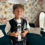Jesta Hillmann Instagram - On s’y prend en avance, petite sélection de look automnale pour l’école avec Gémo ! 🍁 D’ailleurs avis aux parents qui veulent éviter de perdre les affaires de leurs enfants à l’école, ils proposent un pack « Prêt à vivre » qui vous offre des étiquettes personnalisées pour l’achat d’un produit enfant de 0 à 16 ans ! Mon code promo JESTA10 est valable jusqu’au 30/08 et je vous met juste ici les références des tenues : Tenue 1 ⬇️ Tee-shirt à manches longues : 40729570448 Veste sweat boutonnée : 40721510199 Jean : Réf. : 40726100109 Tenue 2 ⬇️ Sweat molleton jaune : réf. 40721500261 Pantalon kaki : réf. : 40728100184 Tenue 3 ⬇️ Pull dinosaure : réf. 40729530068 Pantalon molleton ocre : ref. 40721100142 @gemo_officiel Collaboration commerciale rémunérée
