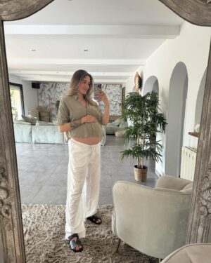 Jesta Hillmann Instagram - Quand tu te test des petits looks sympa pour la fin de grossesse même si c’est pas toujours évident de se sentir à l’aise, confort et jolie avec un être humain dans le ventre aha !

Vous préférez lesquels ? 👗👖👚👡