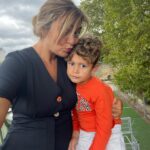 Jesta Hillmann Instagram - Juliann in Paris 🥖 Pour la première fois tatie a prit Juliann pour passer 4 jours chez elle à Paris. Voici le planning pour ceux qui m’ont demandés: - jeux pour enfants La Canopée ( Paris Châtelet Les Halles ) gratuit - Muséum d’histoire Naturelle Paris Jardin des Plantes Le bon plan c’est la galerie de paléontologie gratuite pour les enfants - Jardin D’acclimatation Paris - Fête forraine des Tuileries - Exposition Monsieur Madame Montreuil - Parc zoologique de Vincennes - Cité des sciences / la Villette Paris 19