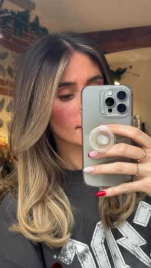 Jesta Hillmann Instagram - GROS GROS changement avant de faire mon carré court après l’accouchement !!! Clairement j’en avais besoin moralement pour ce début d’année 🙈 

Merci @mariemonpetitsalon pour ton talent !!! #collaborationcommerciale