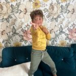 Jesta Hillmann Instagram - On s’y prend en avance, petite sélection de look automnale pour l’école avec Gémo ! 🍁 D’ailleurs avis aux parents qui veulent éviter de perdre les affaires de leurs enfants à l’école, ils proposent un pack « Prêt à vivre » qui vous offre des étiquettes personnalisées pour l’achat d’un produit enfant de 0 à 16 ans ! Mon code promo JESTA10 est valable jusqu’au 30/08 et je vous met juste ici les références des tenues : Tenue 1 ⬇️ Tee-shirt à manches longues : 40729570448 Veste sweat boutonnée : 40721510199 Jean : Réf. : 40726100109 Tenue 2 ⬇️ Sweat molleton jaune : réf. 40721500261 Pantalon kaki : réf. : 40728100184 Tenue 3 ⬇️ Pull dinosaure : réf. 40729530068 Pantalon molleton ocre : ref. 40721100142 @gemo_officiel Collaboration commerciale rémunérée