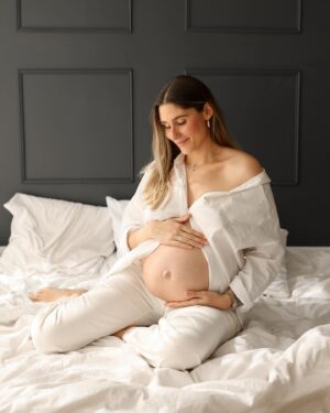 Jesta Hillmann Instagram - Aujourd’hui c’est le début de mon 8 eme mois de grossesse avec un bébé estimé à 4,5kg à la naissance..😅
Pas étonnant que mon nombril dise bonjour. Aha ! 👋🏼

📷: @lestudiodechloe_photographe