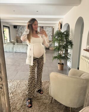 Jesta Hillmann Instagram - Quand tu te test des petits looks sympa pour la fin de grossesse même si c’est pas toujours évident de se sentir à l’aise, confort et jolie avec un être humain dans le ventre aha !

Vous préférez lesquels ? 👗👖👚👡