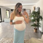Jesta Hillmann Instagram - Quand tu te test des petits looks sympa pour la fin de grossesse même si c’est pas toujours évident de se sentir à l’aise, confort et jolie avec un être humain dans le ventre aha ! Vous préférez lesquels ? 👗👖👚👡