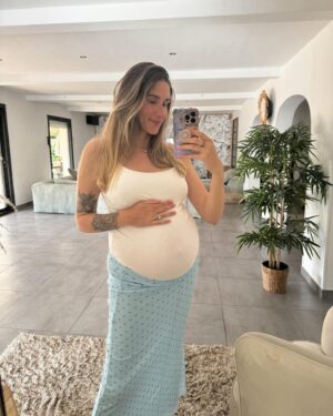 Jesta Hillmann Instagram - Quand tu te test des petits looks sympa pour la fin de grossesse même si c’est pas toujours évident de se sentir à l’aise, confort et jolie avec un être humain dans le ventre aha !

Vous préférez lesquels ? 👗👖👚👡