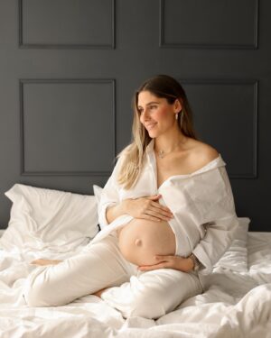 Jesta Hillmann Instagram - Aujourd’hui c’est le début de mon 8 eme mois de grossesse avec un bébé estimé à 4,5kg à la naissance..😅
Pas étonnant que mon nombril dise bonjour. Aha ! 👋🏼

📷: @lestudiodechloe_photographe