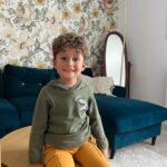 Jesta Hillmann Instagram - On s’y prend en avance, petite sélection de look automnale pour l’école avec Gémo ! 🍁 D’ailleurs avis aux parents qui veulent éviter de perdre les affaires de leurs enfants à l’école, ils proposent un pack « Prêt à vivre » qui vous offre des étiquettes personnalisées pour l’achat d’un produit enfant de 0 à 16 ans ! Mon code promo JESTA10 est valable jusqu’au 30/08 et je vous met juste ici les références des tenues : Tenue 1 ⬇️ Tee-shirt à manches longues : 40729570448 Veste sweat boutonnée : 40721510199 Jean : Réf. : 40726100109 Tenue 2 ⬇️ Sweat molleton jaune : réf. 40721500261 Pantalon kaki : réf. : 40728100184 Tenue 3 ⬇️ Pull dinosaure : réf. 40729530068 Pantalon molleton ocre : ref. 40721100142 @gemo_officiel Collaboration commerciale rémunérée
