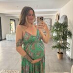 Jesta Hillmann Instagram - Quand tu te test des petits looks sympa pour la fin de grossesse même si c’est pas toujours évident de se sentir à l’aise, confort et jolie avec un être humain dans le ventre aha ! Vous préférez lesquels ? 👗👖👚👡