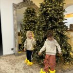Jesta Hillmann Instagram - On continue les concours de Noël, cette fois avec @chaussea_officiel ! Vous avez adoré les chaussons partagés en story, alors on vous propose de remporter 3 cartes cadeaux de 100€ pour mettre les pieds de toute la famille au chaud ! Pour participer, abonnez vous à @chaussea_officiel et à mon compte @jesta_hillmann, et mentionnez 1 personne en commentaire ! Bonne chance à tous 🍀 Publicité