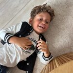 Jesta Hillmann Instagram - On s’y prend en avance, petite sélection de look automnale pour l’école avec Gémo ! 🍁 D’ailleurs avis aux parents qui veulent éviter de perdre les affaires de leurs enfants à l’école, ils proposent un pack « Prêt à vivre » qui vous offre des étiquettes personnalisées pour l’achat d’un produit enfant de 0 à 16 ans ! Mon code promo JESTA10 est valable jusqu’au 30/08 et je vous met juste ici les références des tenues : Tenue 1 ⬇️ Tee-shirt à manches longues : 40729570448 Veste sweat boutonnée : 40721510199 Jean : Réf. : 40726100109 Tenue 2 ⬇️ Sweat molleton jaune : réf. 40721500261 Pantalon kaki : réf. : 40728100184 Tenue 3 ⬇️ Pull dinosaure : réf. 40729530068 Pantalon molleton ocre : ref. 40721100142 @gemo_officiel Collaboration commerciale rémunérée