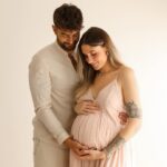 Jesta Hillmann Instagram - Enfin on y est, le mois de mai et lancé ! On t’attend tous avec énormément d’impatience petit boy.. 🙈 Comme je vous le dis depuis le début le prénom finira comme pour Juliann et Adriann donc en « iann ». Vous avez vos idées ? Qui sont les mamans de mai par ici aussi ? 🫶🏻 📸: @lestudiodechloe_photographe