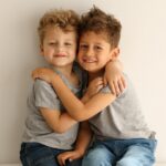Jesta Hillmann Instagram - Ya pas de plus grand et fort bonheur que ce que me procure ces deux petites personnes… Mon troisième fils qui va rejoindre cette fratrie ne sait pas encore à quel point c’est un privilégié d’avoir deux grands frères aussi incroyable que ça. ❤️ Photo: @lestudiodechloe_photographe
