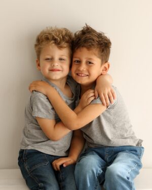 Jesta Hillmann Instagram - Ya pas de plus grand et fort bonheur que ce que me procure ces deux petites personnes… Mon troisième fils qui va rejoindre cette fratrie ne sait pas encore à quel point c’est un privilégié d’avoir deux grands frères aussi incroyable que ça. ❤️

Photo: @lestudiodechloe_photographe