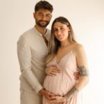 Jesta Hillmann Instagram - Enfin on y est, le mois de mai et lancé ! On t’attend tous avec énormément d’impatience petit boy.. 🙈 Comme je vous le dis depuis le début le prénom finira comme pour Juliann et Adriann donc en « iann ». Vous avez vos idées ? Qui sont les mamans de mai par ici aussi ? 🫶🏻 📸: @lestudiodechloe_photographe