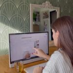 Jesta Hillmann Instagram - Un ordinateur familial une tablette facilement transportable ? HP l’a fait avec le PC tout-en-un HP Envy Move ! •⁠ ⁠Ultra-pratique pour une famille, il peut tant s’utiliser dans le bureau que pour du divertissement et ça en tant que parents, on adore. •⁠ ⁠4 h d’autonomie de batterie, une poignée et des pieds rétractables •⁠ ⁠Un écran tactile et un processeur Intel®️ Core™️ i5 de 13e génération pour tenir le rythme et s’adapter à tous nos besoins ! Le produit est disponible en exclusivité chez @boulanger #Intel #HP #Boulanger Publicité