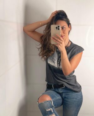 Jhendelyn Nuñez Instagram - Buenas, buenas, comenzó el fin de semana 😄 
Algún plan para este viernes por la noche ? 🤨
Mi encuesta del viernes pasado 80% acostados y 20% 🎊
Hoy cambia ? 😂 linda noche 💜