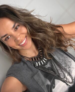 Jhendelyn Nuñez Instagram - Buenas, buenas, comenzó el fin de semana 😄 
Algún plan para este viernes por la noche ? 🤨
Mi encuesta del viernes pasado 80% acostados y 20% 🎊
Hoy cambia ? 😂 linda noche 💜