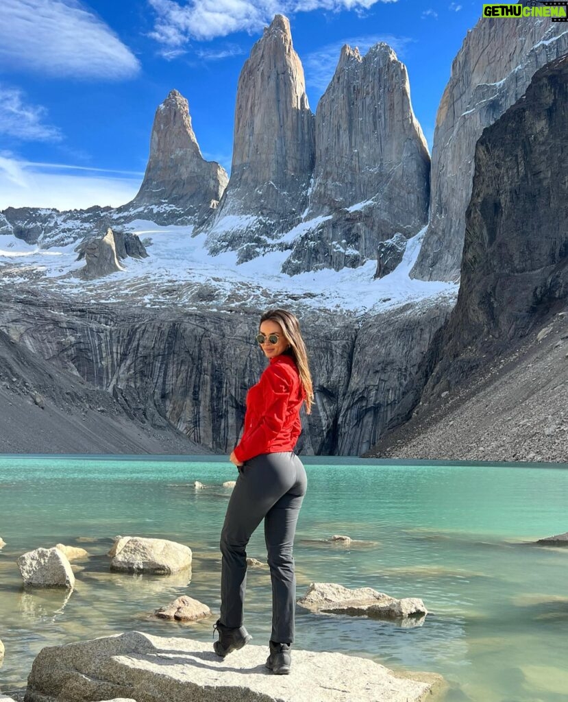 Jhendelyn Nuñez Instagram - Sueño cumplido !!! 🫶❤️ Parque Nacional Torres Del Paine 🙌🏻 . Con este post finalizo un viaje que tenía pendiente por el sur de chile ❤️ Sin duda, uno de los mejores, era despertar y maravillarse con sus paisajes 🤩 Les cuento como dato que me cancheree con el trekking po, dije: “subo siempre cerros, estoy preparada” naaaaa, mentira señores, casi bajo en helicóptero ajjajajaj (bromeo) pero, me costó el regreso. A mitad de camino no quería más😅 Mientras personas mayores me saludaban bajando (secos 💪) Prepárense si vienen, son 9 horitas sin contar lo que te quedes arriba 😅 Agradecer a @hotel.lago.grey que se portaron increíble. La energía de sus guías, trabajadores del hotel, era admirable. 100% recomendado 😍 Volveré… #torresdelpaine #trekking #octavamaravilla #chile