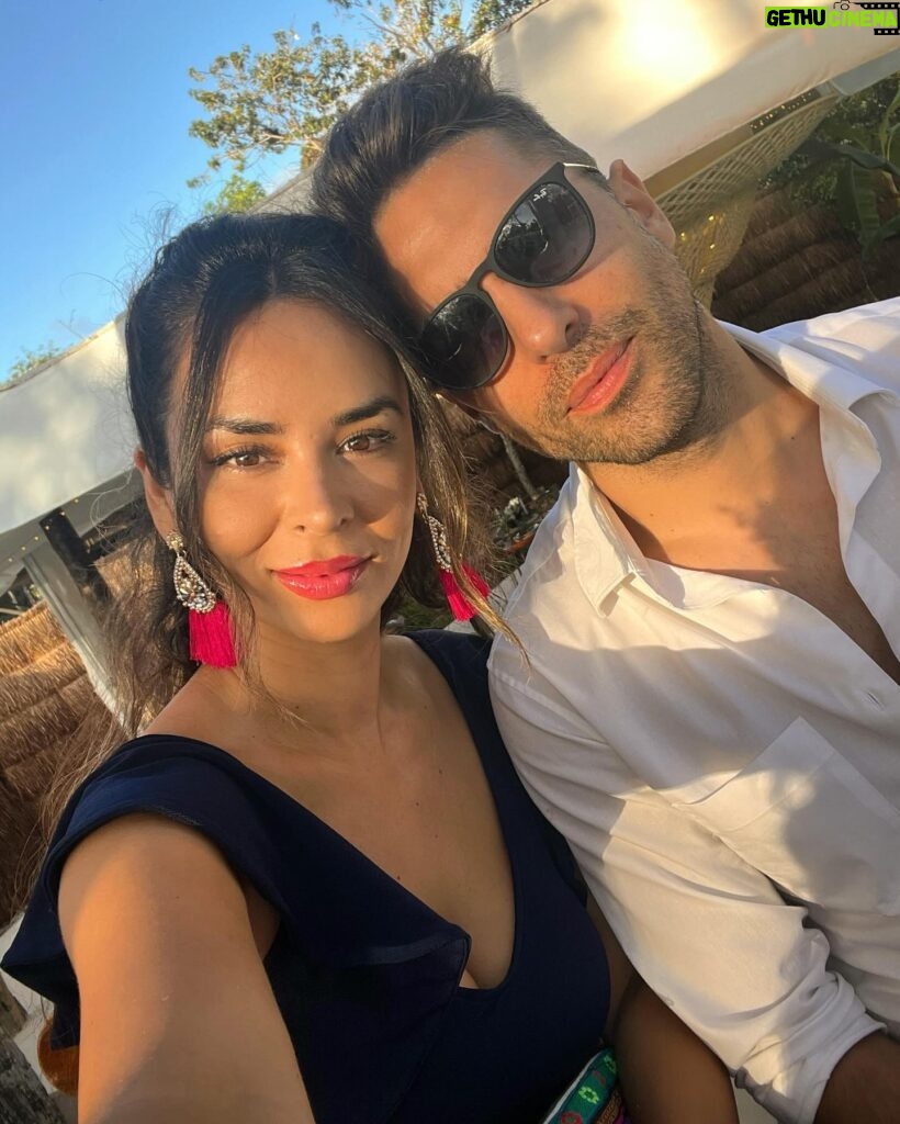 Jhendelyn Nuñez Instagram - Ahora si, la Boda 👰‍♀️🤵🏻‍♂️ Roberta & Alex ❤️ Desde el primer día amo la energía que transmiten y amé ser parte de una ceremonia maya y una boda tan hermosa !!!! 🥹🙌🏻 Desearles eternamente lo mejor ❤️ Pd:Me dejaron como capitana de mesa (última foto), ya verán en las historias si quedó o no 😂