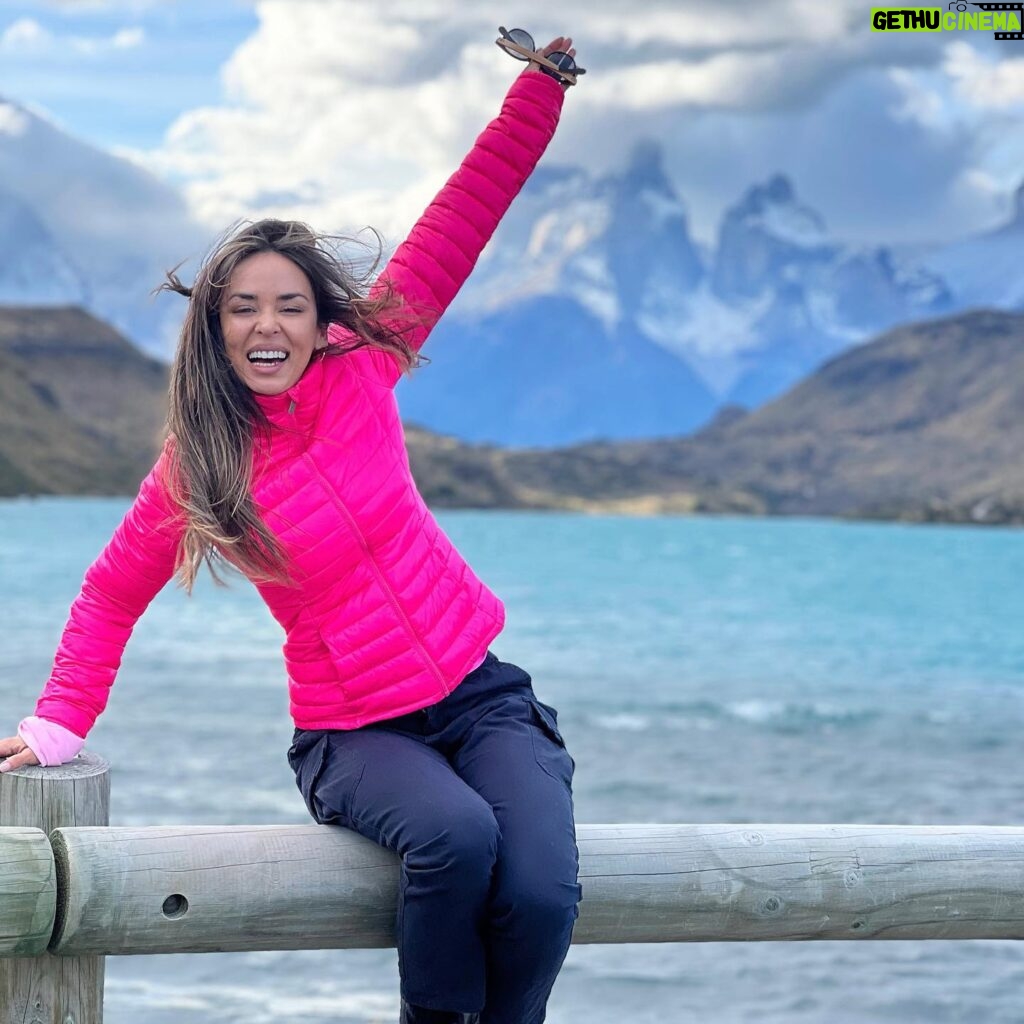 Jhendelyn Nuñez Instagram - A solo 2 días que llegue la ganadora del concurso a #torresdelpaine 😀 Espero que disfrute de estos bellos paisajes 🙌🏻😍 Ustedes con cuál se quedan ? 👀 1- Mirador #villaserrano 2- #puenteweber #riopaine 3- #rioserrano 🐴 #patagonia #surdelmundo #magallanes Gracias Juan por las fotos 😀