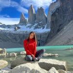 Jhendelyn Nuñez Instagram – Sueño cumplido !!! 🫶❤️
Parque Nacional Torres Del Paine 🙌🏻
.
Con este post finalizo un viaje que tenía pendiente por el sur de chile ❤️
Sin duda, uno de los mejores, era despertar y maravillarse con sus paisajes 🤩
Les cuento como dato que me cancheree con el trekking po, dije: “subo siempre cerros, estoy preparada” naaaaa, mentira señores, casi bajo en helicóptero ajjajajaj (bromeo) pero, me costó el regreso. A mitad de camino no quería más😅 Mientras personas mayores me saludaban bajando (secos 💪)
Prepárense si vienen, son 9 horitas sin contar lo que te quedes arriba 😅
Agradecer a @hotel.lago.grey que se portaron increíble. La energía de sus guías, trabajadores del hotel, era admirable. 100% recomendado 😍
Volveré…

#torresdelpaine #trekking #octavamaravilla #chile