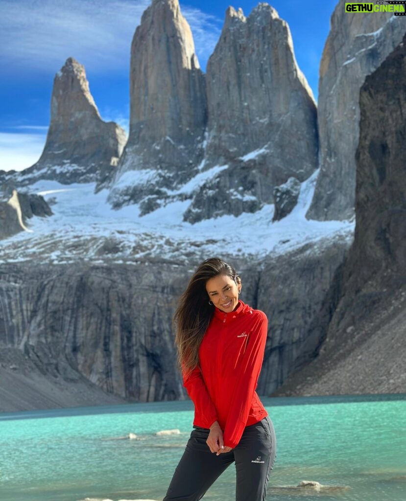 Jhendelyn Nuñez Instagram - Sueño cumplido !!! 🫶❤️ Parque Nacional Torres Del Paine 🙌🏻 . Con este post finalizo un viaje que tenía pendiente por el sur de chile ❤️ Sin duda, uno de los mejores, era despertar y maravillarse con sus paisajes 🤩 Les cuento como dato que me cancheree con el trekking po, dije: “subo siempre cerros, estoy preparada” naaaaa, mentira señores, casi bajo en helicóptero ajjajajaj (bromeo) pero, me costó el regreso. A mitad de camino no quería más😅 Mientras personas mayores me saludaban bajando (secos 💪) Prepárense si vienen, son 9 horitas sin contar lo que te quedes arriba 😅 Agradecer a @hotel.lago.grey que se portaron increíble. La energía de sus guías, trabajadores del hotel, era admirable. 100% recomendado 😍 Volveré… #torresdelpaine #trekking #octavamaravilla #chile