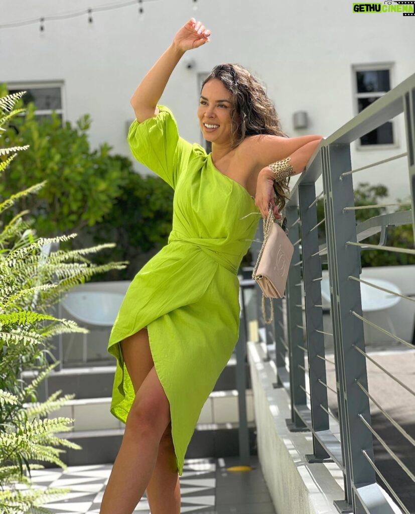 Jhendelyn Nuñez Instagram - Empieza septiembre y llegan los colores 🤩 🌺 Mi mes favorito 🎂 🎉🇨🇱 Vestido: ID 8513152 Con mi código mi descuento JHEN obtendrán un 15% de descuento @sheinofficial @shein_chile #SHEIN #SHEINforAll #primavera te espero 🌺