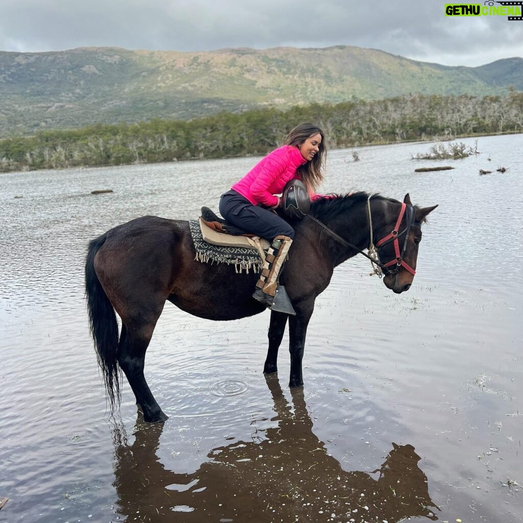 Jhendelyn Nuñez Instagram - A solo 2 días que llegue la ganadora del concurso a #torresdelpaine 😀 Espero que disfrute de estos bellos paisajes 🙌🏻😍 Ustedes con cuál se quedan ? 👀 1- Mirador #villaserrano 2- #puenteweber #riopaine 3- #rioserrano 🐴 #patagonia #surdelmundo #magallanes Gracias Juan por las fotos 😀