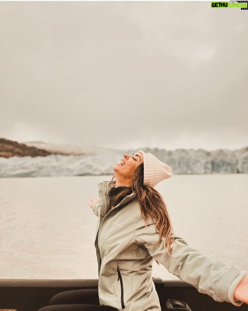 Jhendelyn Nuñez Instagram - Chile 🇨🇱🙌🏻😍 Con qué paisaje te quedas ? 1 #glaciargrey desde #lancha 2 #glaciargrey #caminatasobrehielo 3 #sarabraun 4 #puenteloreto 5 #bosquedelenga 6 #cuernosdelpaine 7 #miradorríoserrano 8 #parquenacionaltorresdelpaine 9 #cuevadelmilodón Sólo adelantarles que podrían pronto estar ahí. Se viene una sorpresa para ustedes 😍🫶