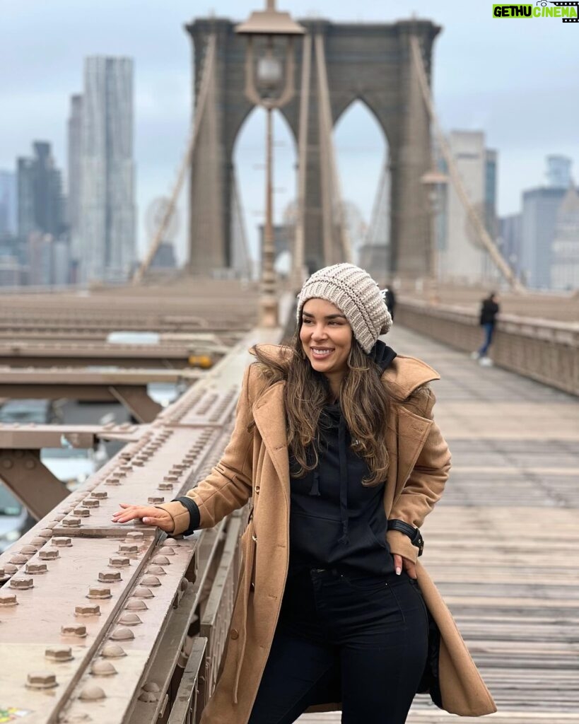 Jhendelyn Nuñez Instagram - Después de 13 años o más vuelvo de pasadita a #nuevayork 😍 Solo una pequeña escala para nuestro destino final 😱 nos quedan 15 horas 😀 #newyork #puentebrooklyn