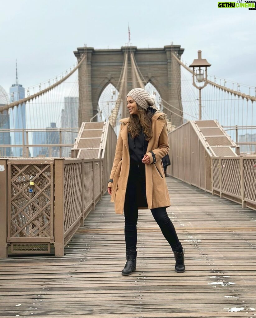 Jhendelyn Nuñez Instagram - Después de 13 años o más vuelvo de pasadita a #nuevayork 😍 Solo una pequeña escala para nuestro destino final 😱 nos quedan 15 horas 😀 #newyork #puentebrooklyn