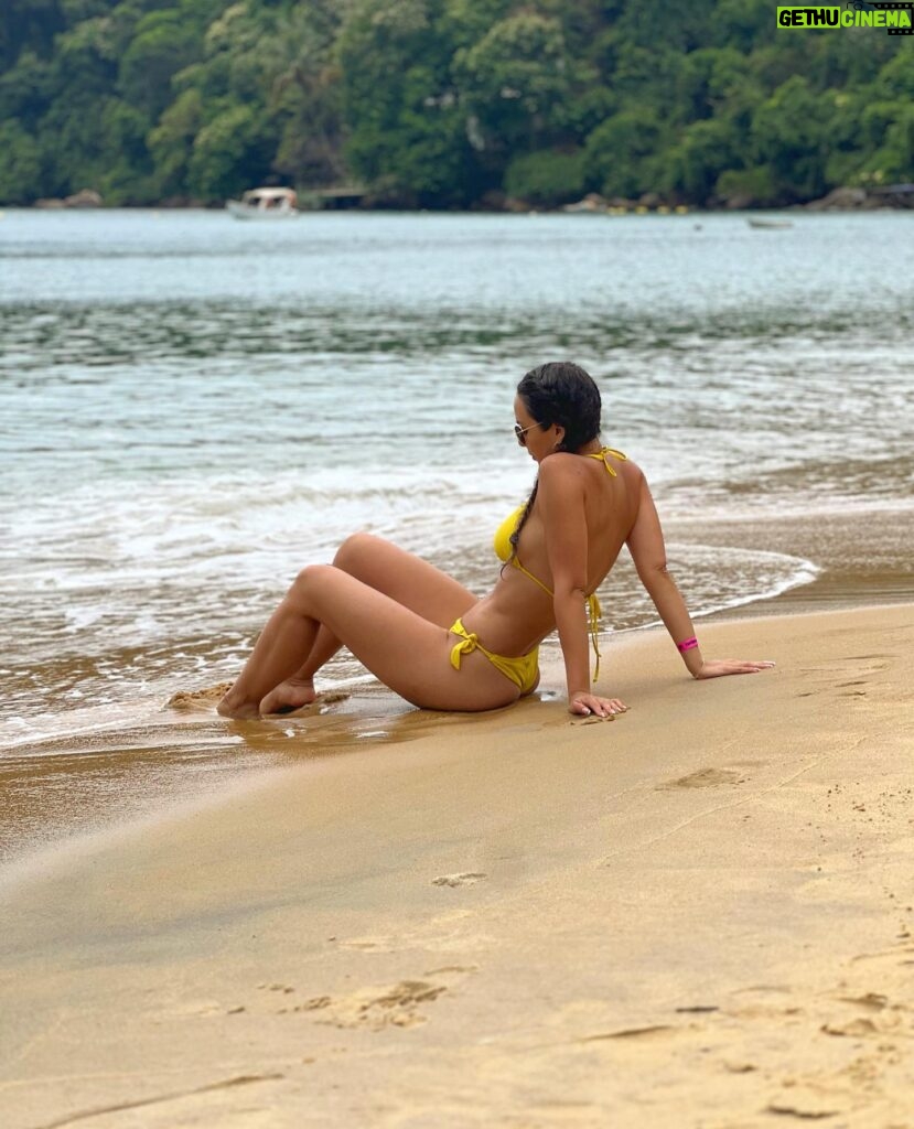 Jhendelyn Nuñez Instagram - #tbt🔙📸 #islagrande B R A S I L Si tienen la oportunidad de visitar #brasil🇧🇷 les recomiendo Isla Grande, fuí en el 2014 trabajando y me encantó, por eso volví este año en febrero para el carnaval. Tiene una mezcla perfecta de senderos y playas. Un lugar lindo para relajarse… 🤩 #angradosreis