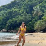 Jhendelyn Nuñez Instagram - #tbt🔙📸 #islagrande B R A S I L Si tienen la oportunidad de visitar #brasil🇧🇷 les recomiendo Isla Grande, fuí en el 2014 trabajando y me encantó, por eso volví este año en febrero para el carnaval. Tiene una mezcla perfecta de senderos y playas. Un lugar lindo para relajarse… 🤩 #angradosreis