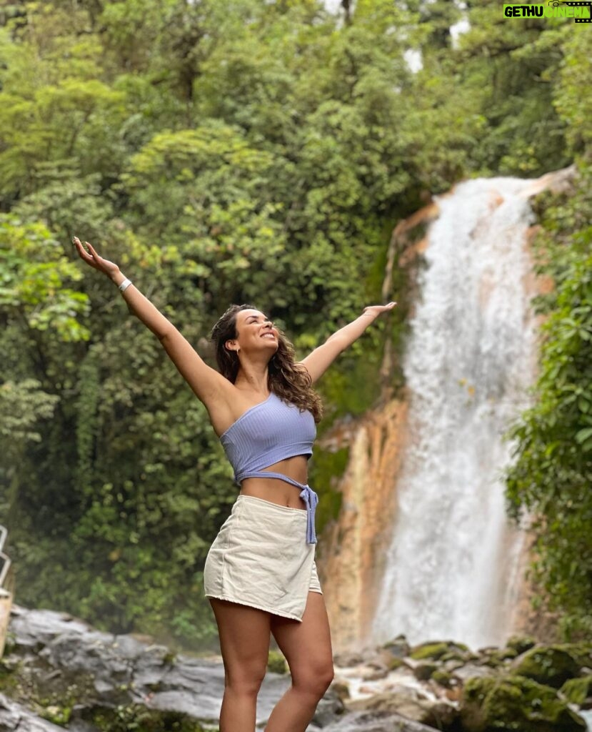 Jhendelyn Nuñez Instagram - Sin duda alguna unos de los atractivos de Costa Rica son sus cascadas 🤩. Hay muchísimos tours para visitarlas. En bajos del toro (Blue falls) están Las Gemelas, Tepezquintle, La Celestial, La Turquesa y La Pintada. Son muy lindas, la caminata es relajada, unos 30 min. aprox para llegar a la primera, 15 min. para la que sigue y así 😀 #costarica🇨🇷 #cascada #cascadalasgemelas #bajosdeltoro #bluefallsofcostarica