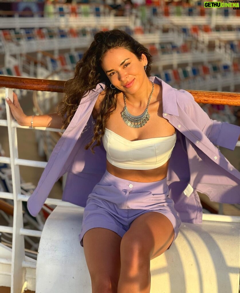 Jhendelyn Nuñez Instagram - Comenzó la aventura 🤩 Ya les muestro al equipo y cómo partimos 😍 Mientras les cuento de mi primer #outfit acá 🤩 Short y Camisa ID: 15324123 Recuerden que tienen un 15% de descuento con mi código J CM23312 🫶 @sheinofficial @shein_chile #SHEINcybermonday2023 #SHEINcyberfest