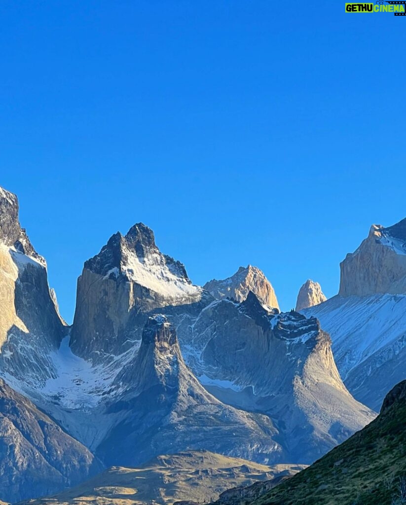 Jhendelyn Nuñez Instagram - Chile 🇨🇱🙌🏻😍 Con qué paisaje te quedas ? 1 #glaciargrey desde #lancha 2 #glaciargrey #caminatasobrehielo 3 #sarabraun 4 #puenteloreto 5 #bosquedelenga 6 #cuernosdelpaine 7 #miradorríoserrano 8 #parquenacionaltorresdelpaine 9 #cuevadelmilodón Sólo adelantarles que podrían pronto estar ahí. Se viene una sorpresa para ustedes 😍🫶