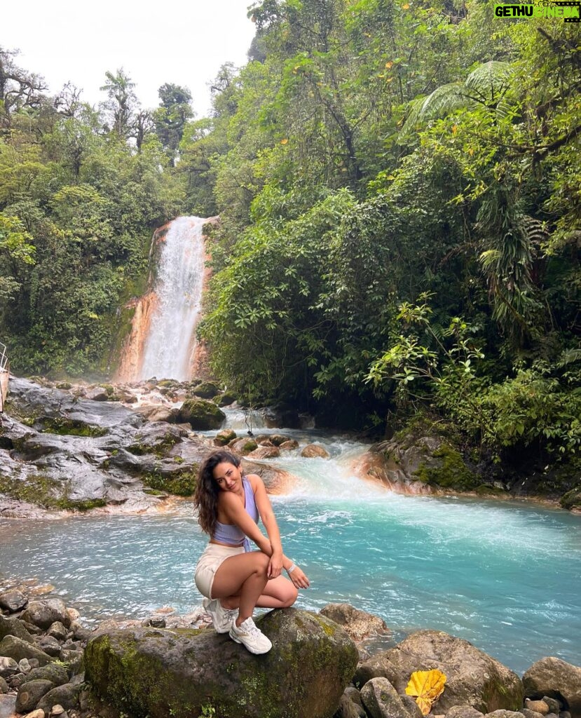 Jhendelyn Nuñez Instagram - Sin duda alguna unos de los atractivos de Costa Rica son sus cascadas 🤩. Hay muchísimos tours para visitarlas. En bajos del toro (Blue falls) están Las Gemelas, Tepezquintle, La Celestial, La Turquesa y La Pintada. Son muy lindas, la caminata es relajada, unos 30 min. aprox para llegar a la primera, 15 min. para la que sigue y así 😀 #costarica🇨🇷 #cascada #cascadalasgemelas #bajosdeltoro #bluefallsofcostarica