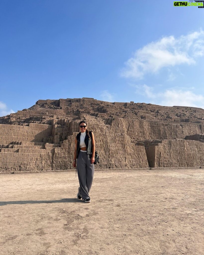 Jhendelyn Nuñez Instagram - En medio de la cuidad de Lima me sorprendo con esta maravilla, la Huaca Pucllana (restos arqueológicos de la civilización Lima), disfrutas de un rico almuerzo con esta vista, para luego hacer el recorrido. La entrada cuesta 15 soles (3.200 aprox) y la experiencia es maravillosa. Se los recomiendo 100% #perú #lima #miraflores #huacapucllana