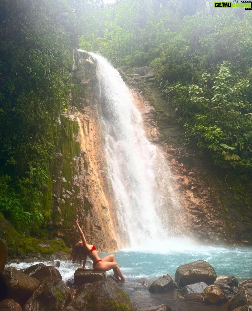 Jhendelyn Nuñez Instagram - Sin duda alguna unos de los atractivos de Costa Rica son sus cascadas 🤩. Hay muchísimos tours para visitarlas. En bajos del toro (Blue falls) están Las Gemelas, Tepezquintle, La Celestial, La Turquesa y La Pintada. Son muy lindas, la caminata es relajada, unos 30 min. aprox para llegar a la primera, 15 min. para la que sigue y así 😀 #costarica🇨🇷 #cascada #cascadalasgemelas #bajosdeltoro #bluefallsofcostarica