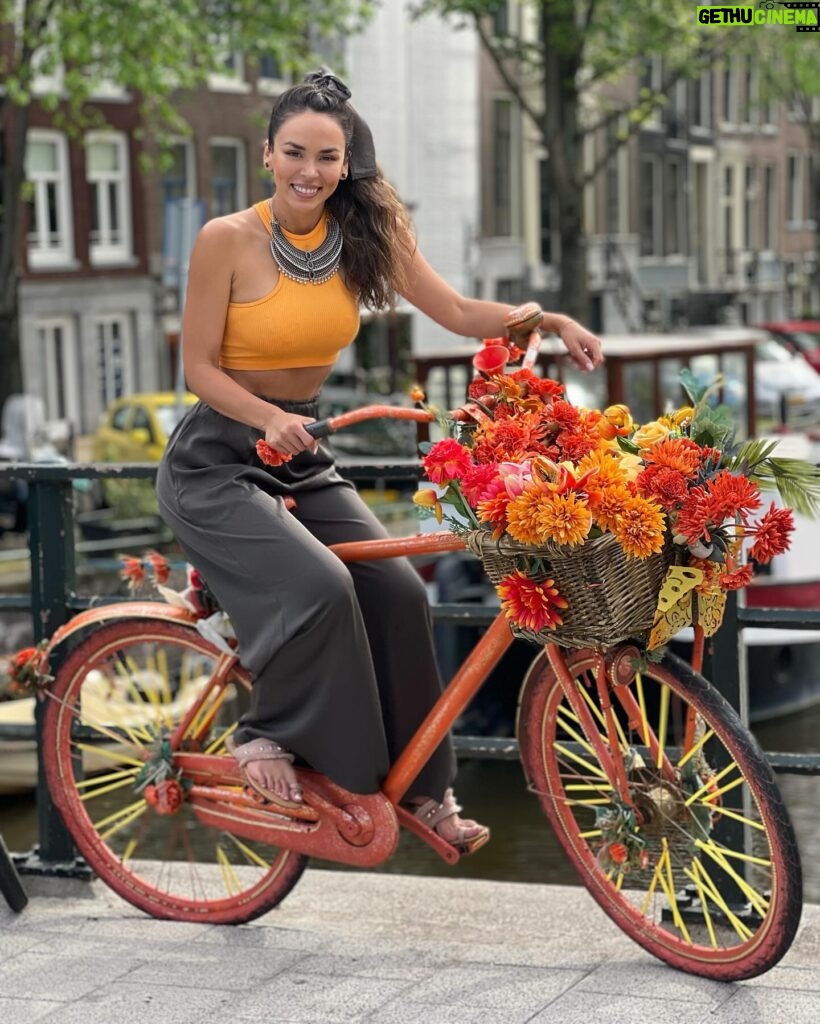 Jhendelyn Nuñez Instagram - Hola!😃 Con una 🌺 confirma si estás de vacaciones #amsterdam