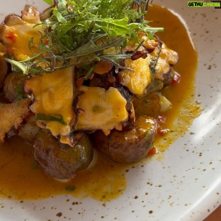 Jhendelyn Nuñez Instagram - En medio de la cuidad de Lima me sorprendo con esta maravilla, la Huaca Pucllana (restos arqueológicos de la civilización Lima), disfrutas de un rico almuerzo con esta vista, para luego hacer el recorrido. La entrada cuesta 15 soles (3.200 aprox) y la experiencia es maravillosa. Se los recomiendo 100% #perú #lima #miraflores #huacapucllana