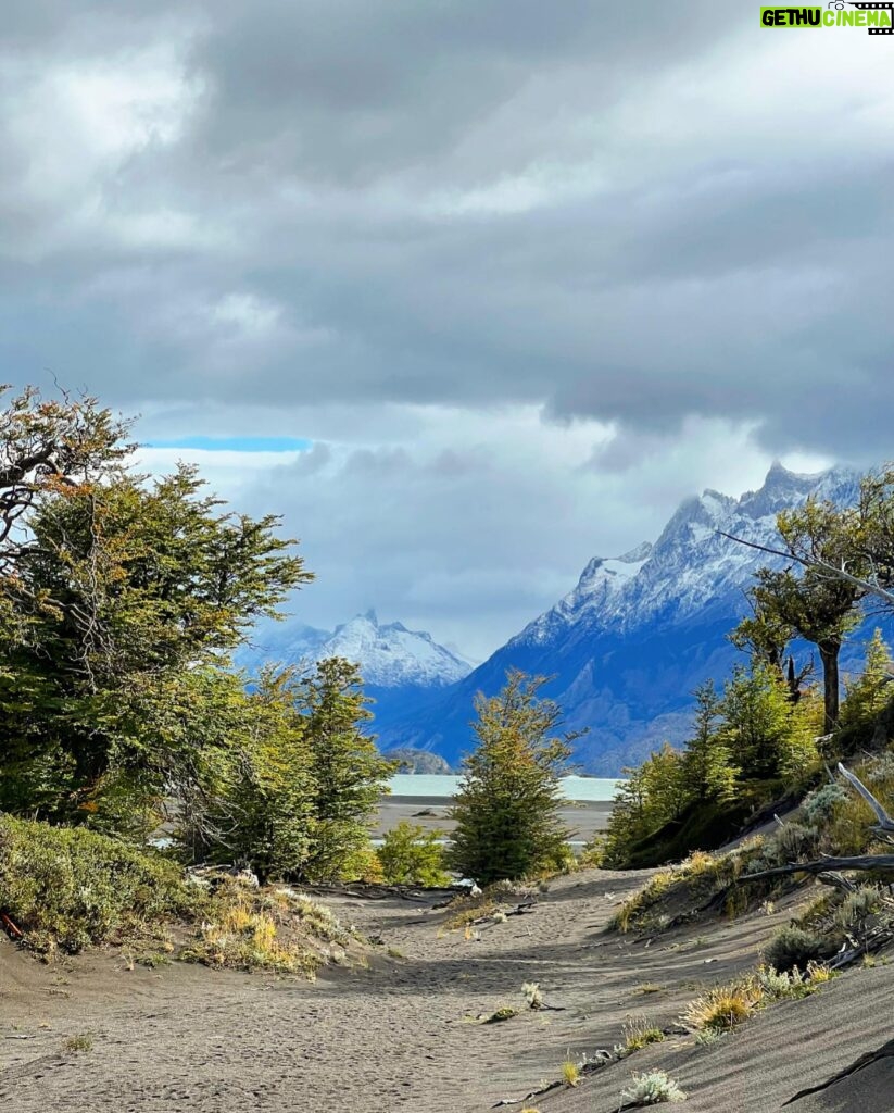 Jhendelyn Nuñez Instagram - Chile 🇨🇱🙌🏻😍 Con qué paisaje te quedas ? 1 #glaciargrey desde #lancha 2 #glaciargrey #caminatasobrehielo 3 #sarabraun 4 #puenteloreto 5 #bosquedelenga 6 #cuernosdelpaine 7 #miradorríoserrano 8 #parquenacionaltorresdelpaine 9 #cuevadelmilodón Sólo adelantarles que podrían pronto estar ahí. Se viene una sorpresa para ustedes 😍🫶